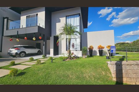 Casa de condomínio à venda com 350m², 3 quartos e 4 vagas Casa de condomínio à venda com 350m², 3 quartos e 4 vagasFachada