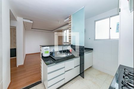 Cozinha de apartamento para alugar com 2 quartos, 48m² em Cabral, Contagem