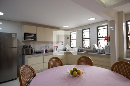 Apartamento à venda com 240m², 4 quartos e 3 vagas Apartamento à venda com 240m², 4 quartos e 3 vagasCozinha