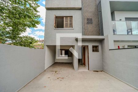 Casa à venda com 120m², 3 quartos e 2 vagas Casa à venda com 120m², 3 quartos e 2 vagasFachada