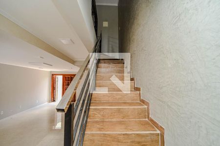 Casa à venda com 120m², 3 quartos e 2 vagas Casa à venda com 120m², 3 quartos e 2 vagasEscada