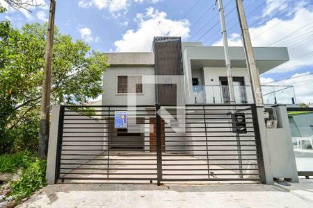 Casa à venda com 120m², 3 quartos e 2 vagas Casa à venda com 120m², 3 quartos e 2 vagasFachada