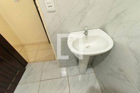 Banheiro Social de kitnet/studio para alugar com 1 quarto, 25m² em Hauer, Curitiba