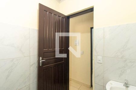 Banheiro Social de kitnet/studio para alugar com 1 quarto, 25m² em Hauer, Curitiba