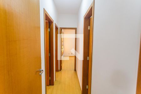 Corredor de apartamento para alugar com 3 quartos, 94m² em Vila Paris, Belo Horizonte