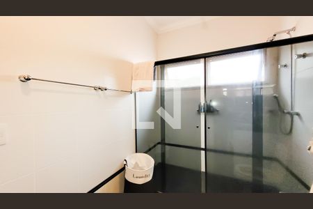 Casa de condomínio à venda com 350m², 4 quartos e 6 vagas Casa de condomínio à venda com 350m², 4 quartos e 6 vagasBanheiro da Suite Master