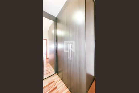 Casa de condomínio à venda com 350m², 4 quartos e 6 vagas Casa de condomínio à venda com 350m², 4 quartos e 6 vagasCloset da Suite Master