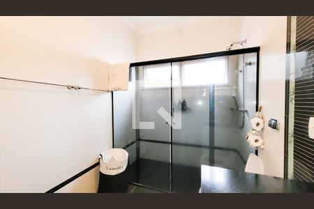 Casa de condomínio à venda com 350m², 4 quartos e 6 vagas Casa de condomínio à venda com 350m², 4 quartos e 6 vagasBanheiro da Suite Master