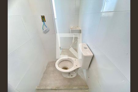 Banheiro de kitnet/studio para alugar com 0 quarto, 28m² em Matatu, Salvador