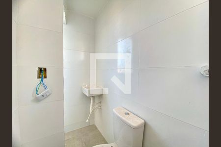 Banheiro de kitnet/studio para alugar com 0 quarto, 28m² em Matatu, Salvador