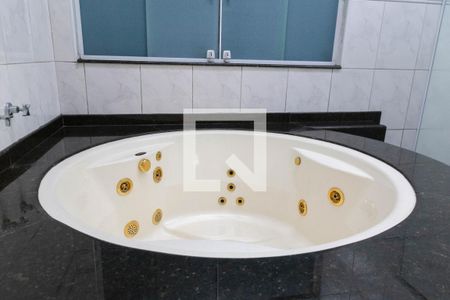 Casa à venda com 450m², 5 quartos e 5 vagas Casa à venda com 450m², 5 quartos e 5 vagasBanheiro 4