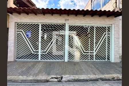 Casa à venda com 140m², 2 quartos e 4 vagas Casa à venda com 140m², 2 quartos e 4 vagasFachada