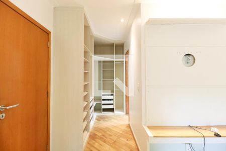 Casa de condomínio à venda com 529m², 4 quartos e 6 vagas Casa de condomínio à venda com 529m², 4 quartos e 6 vagasSuíte 4