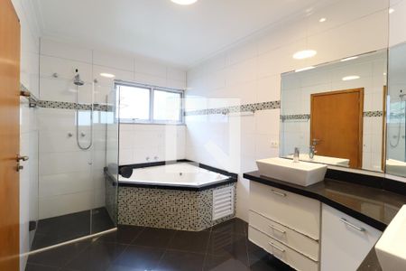 Casa de condomínio à venda com 529m², 4 quartos e 6 vagas Casa de condomínio à venda com 529m², 4 quartos e 6 vagasBanheiro suíte 1