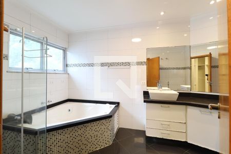 Casa de condomínio à venda com 529m², 4 quartos e 6 vagas Casa de condomínio à venda com 529m², 4 quartos e 6 vagasBanheiro suíte 1