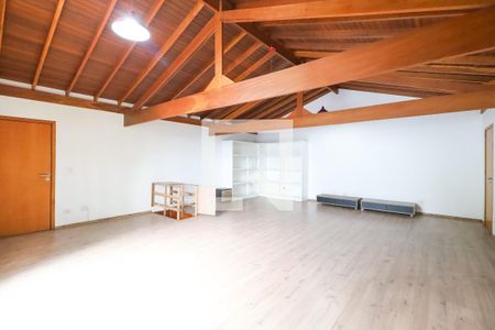 Casa de condomínio à venda com 529m², 4 quartos e 6 vagas Casa de condomínio à venda com 529m², 4 quartos e 6 vagasSótão