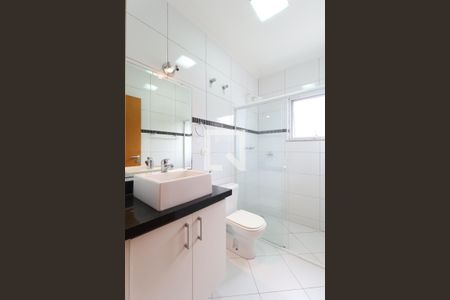 Casa de condomínio à venda com 529m², 4 quartos e 6 vagas Casa de condomínio à venda com 529m², 4 quartos e 6 vagasBanheiro suíte 2