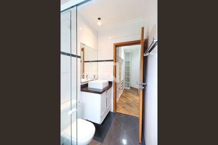 Casa de condomínio à venda com 529m², 4 quartos e 6 vagas Casa de condomínio à venda com 529m², 4 quartos e 6 vagasBanheiro suíte 3