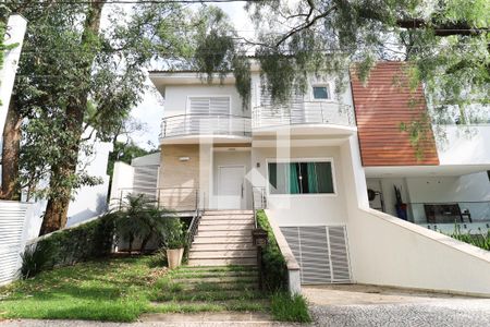 Casa de condomínio à venda com 529m², 4 quartos e 6 vagas Casa de condomínio à venda com 529m², 4 quartos e 6 vagasFachada