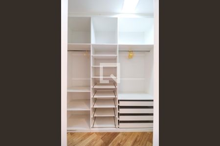 Casa de condomínio à venda com 529m², 4 quartos e 6 vagas Casa de condomínio à venda com 529m², 4 quartos e 6 vagasCloset suíte 3