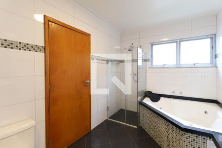 Casa de condomínio à venda com 529m², 4 quartos e 6 vagas Casa de condomínio à venda com 529m², 4 quartos e 6 vagasBanheiro suíte 1