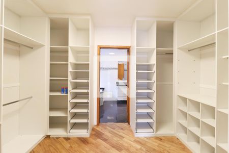 Casa de condomínio à venda com 529m², 4 quartos e 6 vagas Casa de condomínio à venda com 529m², 4 quartos e 6 vagasCloset suíte 1