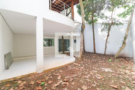 Casa de condomínio à venda com 529m², 4 quartos e 6 vagas Casa de condomínio à venda com 529m², 4 quartos e 6 vagasJardim / Quintal