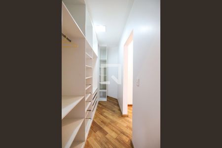 Casa de condomínio à venda com 529m², 4 quartos e 6 vagas Casa de condomínio à venda com 529m², 4 quartos e 6 vagasCloset suíte 3