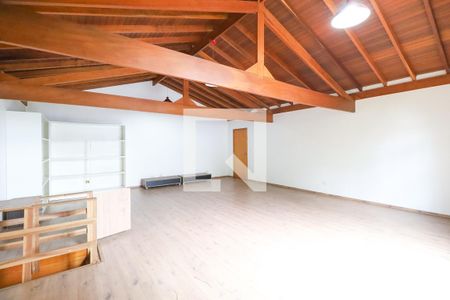 Casa de condomínio à venda com 529m², 4 quartos e 6 vagas Casa de condomínio à venda com 529m², 4 quartos e 6 vagasSótão