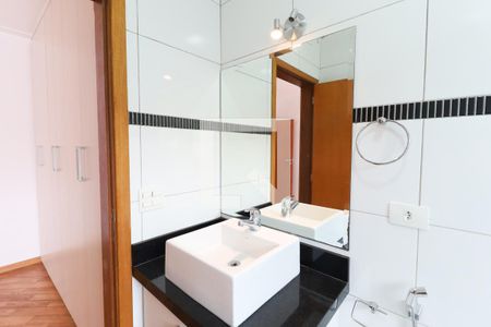 Casa de condomínio à venda com 529m², 4 quartos e 6 vagas Casa de condomínio à venda com 529m², 4 quartos e 6 vagasBanheiro suíte 2