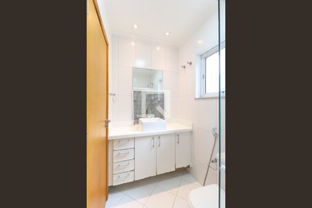 Casa de condomínio à venda com 529m², 4 quartos e 6 vagas Casa de condomínio à venda com 529m², 4 quartos e 6 vagasBanheiro suíte 4