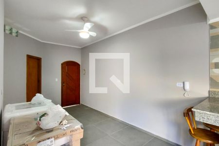 Sala de casa de condomínio para alugar com 2 quartos, 75m² em Canto do Forte, Praia Grande