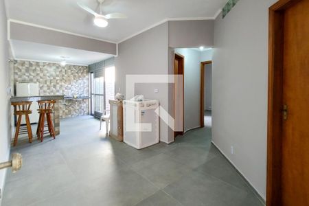 Sala de casa de condomínio para alugar com 2 quartos, 75m² em Canto do Forte, Praia Grande