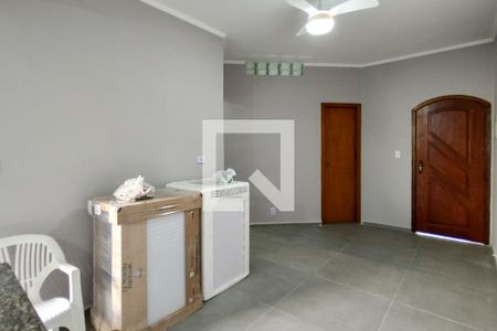 Sala de casa de condomínio para alugar com 2 quartos, 75m² em Canto do Forte, Praia Grande