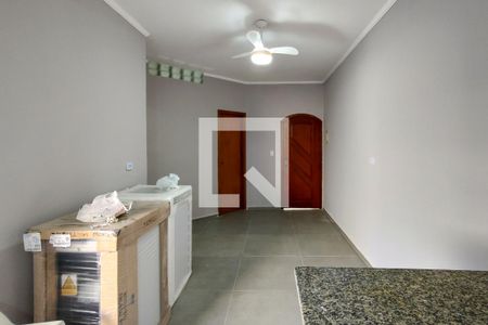 Sala de casa de condomínio para alugar com 2 quartos, 75m² em Canto do Forte, Praia Grande