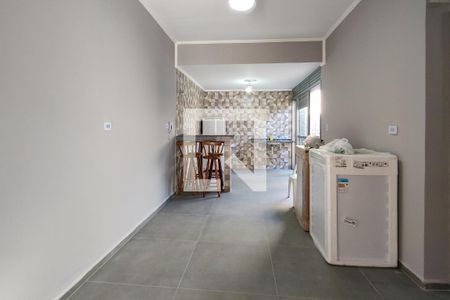 Sala de casa de condomínio para alugar com 2 quartos, 75m² em Canto do Forte, Praia Grande