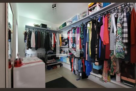 Closet de casa à venda com 4 quartos, 188m² em Vila Cecilia Maria, Santo André