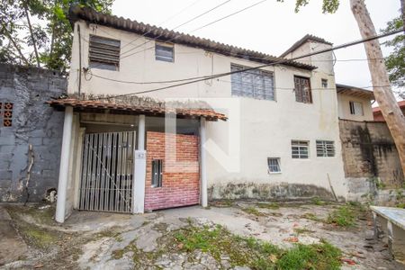 Casa à venda com 250m², 6 quartos e 4 vagas Casa à venda com 250m², 6 quartos e 4 vagasFachada