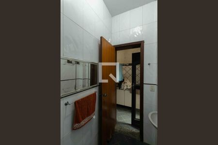 Casa de condomínio para alugar com 800m², 5 quartos e 6 vagas Casa de condomínio para alugar com 800m², 5 quartos e 6 vagasBanheiro de Serviço