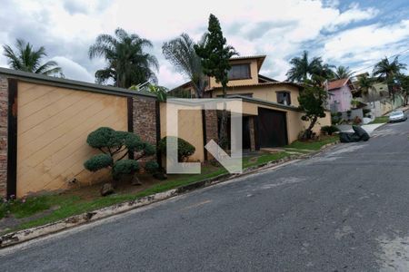 Casa de condomínio para alugar com 800m², 5 quartos e 6 vagas Casa de condomínio para alugar com 800m², 5 quartos e 6 vagasFachada