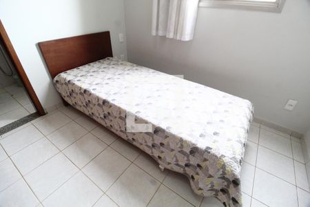 Quarto 01 de apartamento para alugar com 2 quartos, 58m² em Santa Mônica, Uberlândia