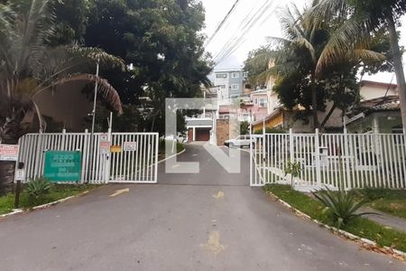 Casa de condomínio à venda com 182m², 3 quartos e 1 vaga Casa de condomínio à venda com 182m², 3 quartos e 1 vagaFachada