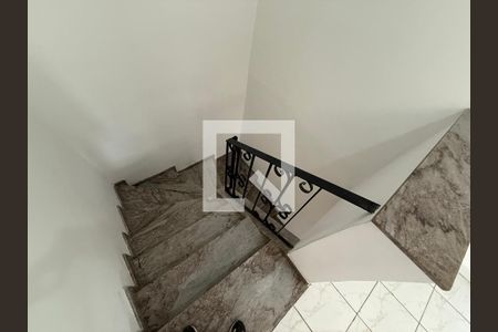 Escadas de casa para alugar com 4 quartos, 168m² em Vila Costa, Suzano