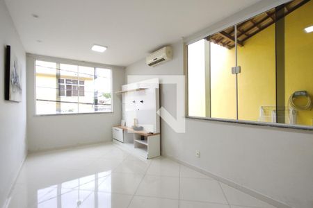 Sala de casa de condomínio para alugar com 3 quartos, 300m² em Jacarepaguá, Rio de Janeiro