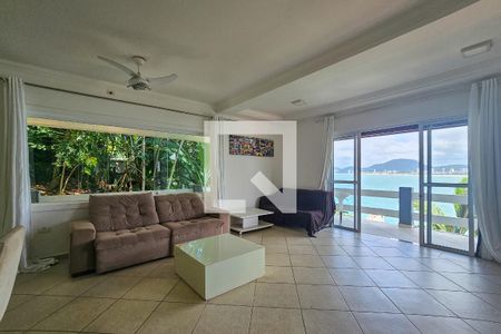 Sala de casa de condomínio para alugar com 5 quartos, 327m² em Tortuga, Guarujá