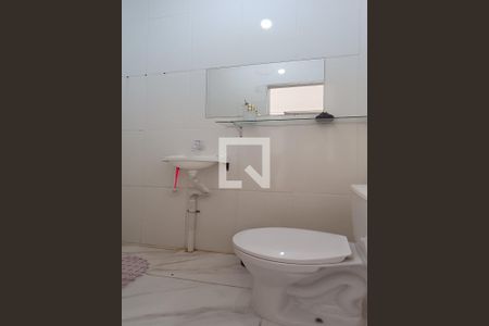 Banheiro de kitnet/studio para alugar com 1 quarto, 40m² em Coqueiros, Florianópolis