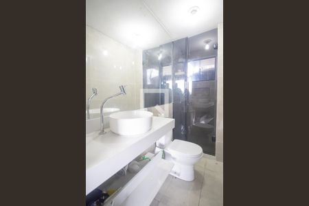 Banheiro de kitnet/studio para alugar com 1 quarto, 81m² em Brasilândia, São Gonçalo