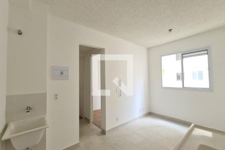 Sala, cozinha e área de serviço de apartamento para alugar com 2 quartos, 32m² em Vila Graciosa, São Paulo