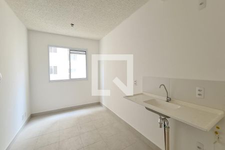 Sala, cozinha e área de serviço de apartamento para alugar com 2 quartos, 32m² em Vila Graciosa, São Paulo