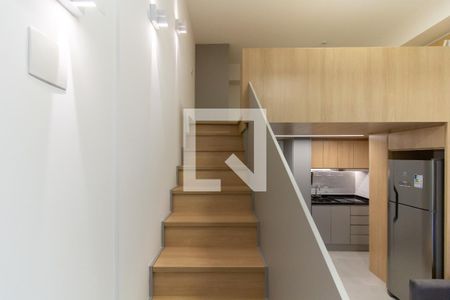 Escada de kitnet/studio para alugar com 1 quarto, 42m² em Perdizes, São Paulo